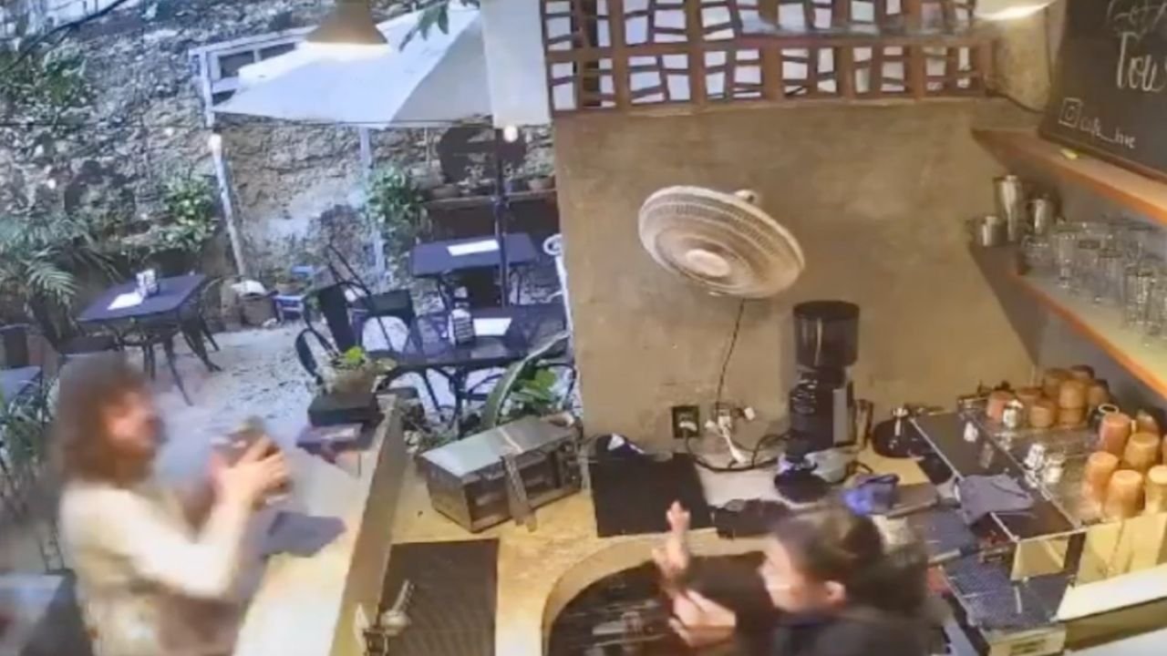 ExtranJero Destroza Una Cafetería en Mérida y Amenaza A Encargada Por la Música | VIDEO