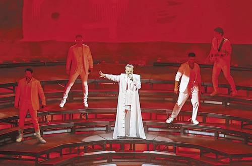 CELEBRA BOSÉ LA VIDA EN MEDIO DE LA ALTERTA SÍSMICA EN EL AUDITORIO
