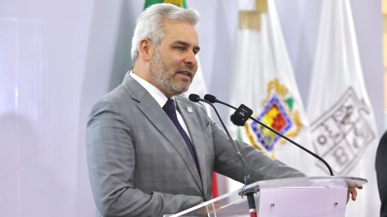 Alfredo Ramírez Firma Decreto que Prohíbebe Espectáculos Públicos que Promuevan la Apología del Delito en Michoacán