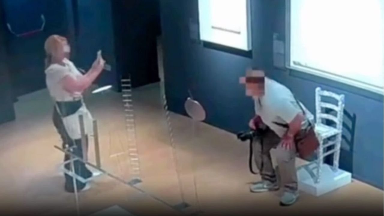 Captan Momento en que visitante se sienta Sobre Valiosa “Silla de van Gogh” en un Museo y la Destuye | VIDEO