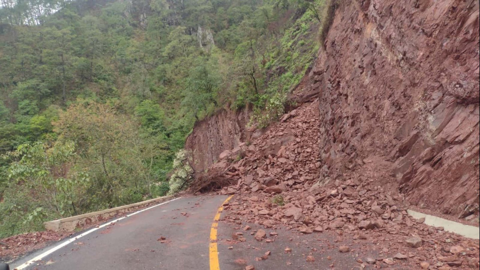 Derrumbe Provoca Cierre Total en Carretera de la Sierra Norte de Puebla