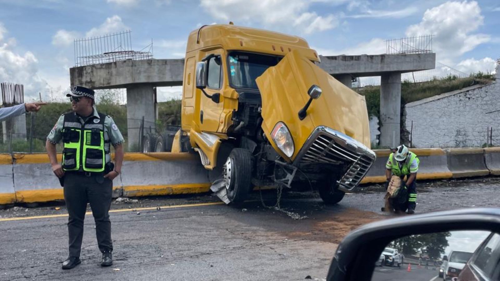 Accidente de Tráiler Provoca Cierre Parcial en la Autopista México-Puebla; Colapsa Tráfico