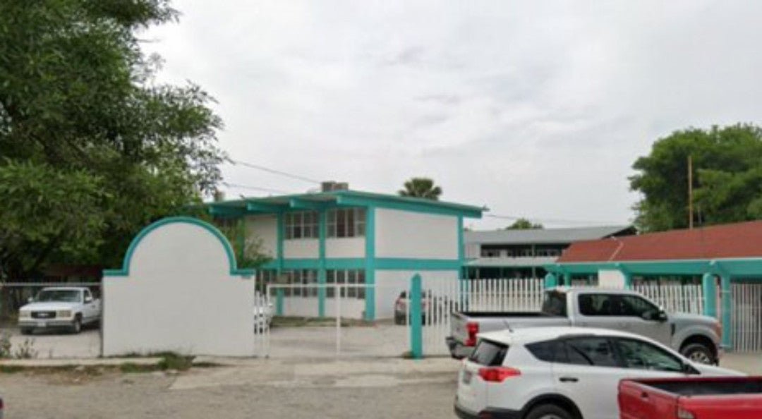 Secrano un Ingeniero Afuera de Secundaria en Nuevo León