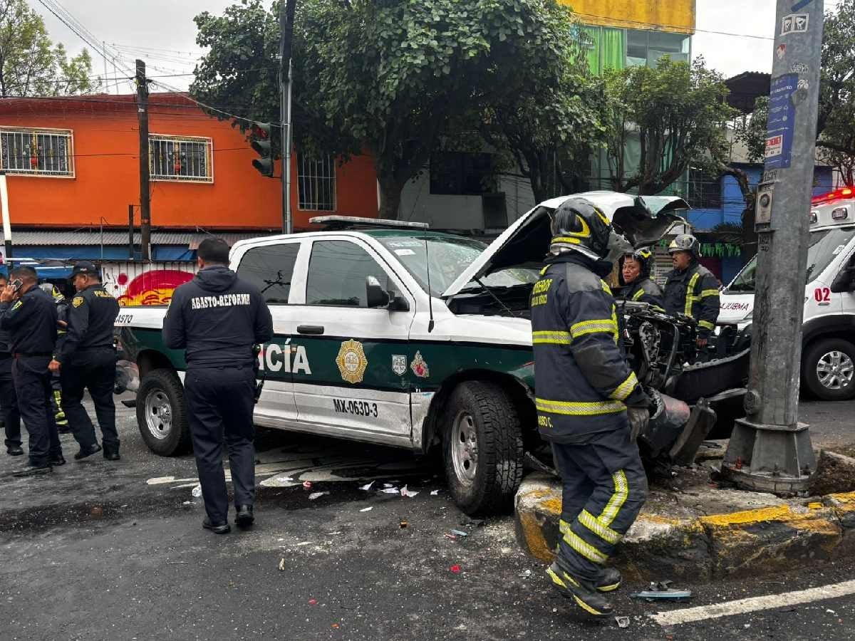 Patrulla CDMX SE Estrella Contra Poste Tras Bocar Con 3 Auto En Iztapalapa