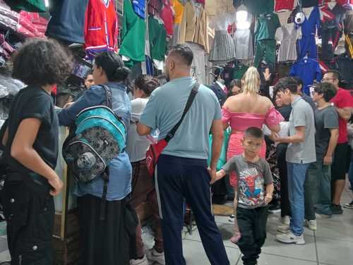 Saturan el Mercado de San Cosme y la México-Tacuba en Busca de Uniformes Escolares