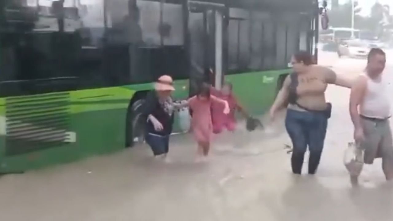 Arrastra Camión de Pasajeros a Abuelita en Puerto Vallarta | Video