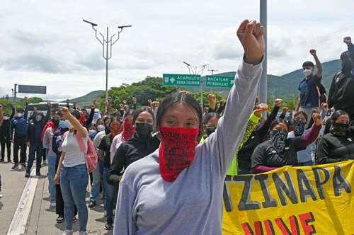 Estudiantes protestan ante cuartel en iguuala; Exigen Al Ejército Dar Información de Los 43