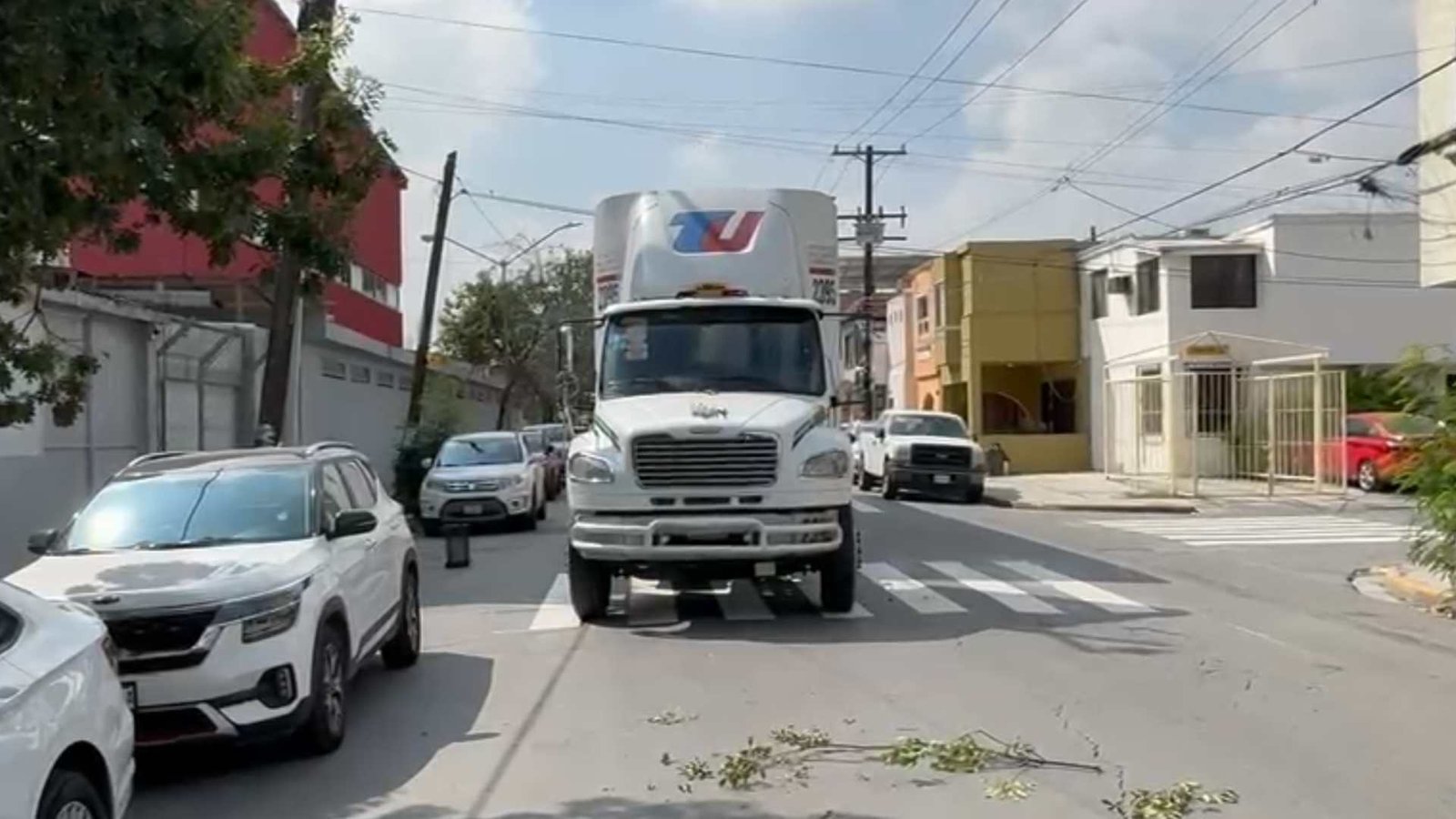 Tráiler Derriba Cinco Cámaras del C4 y Poste en Mitras Norte en Monterrey; Chofer intenta huir
