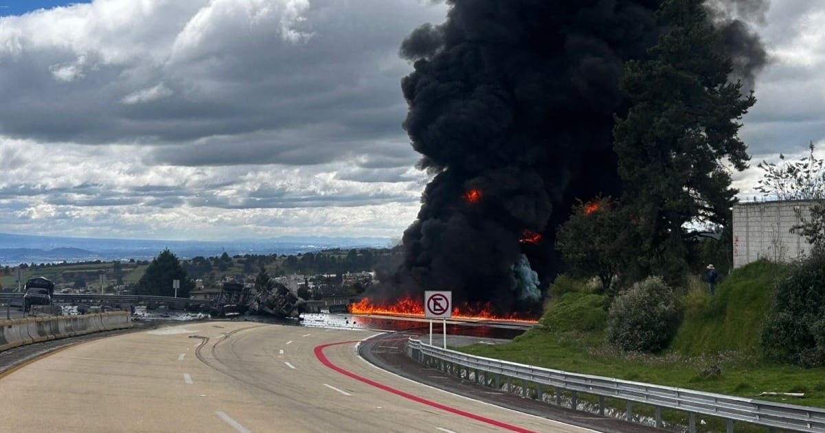 Vuelca y explota pipa con combustible en la México-Puebla; hay un lesionado