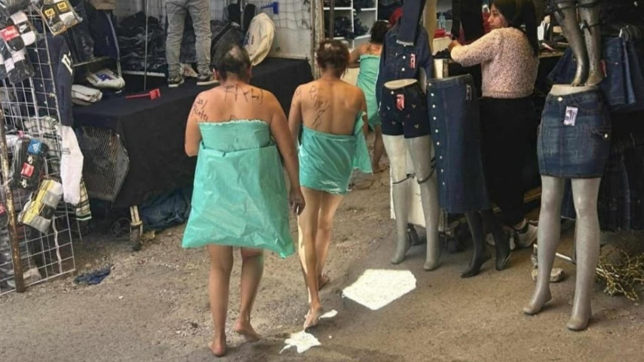 Rapan, desvisten y pintan cuerpos de presuntas ladronas en tianguis de Texmelucan, Puebla | Video