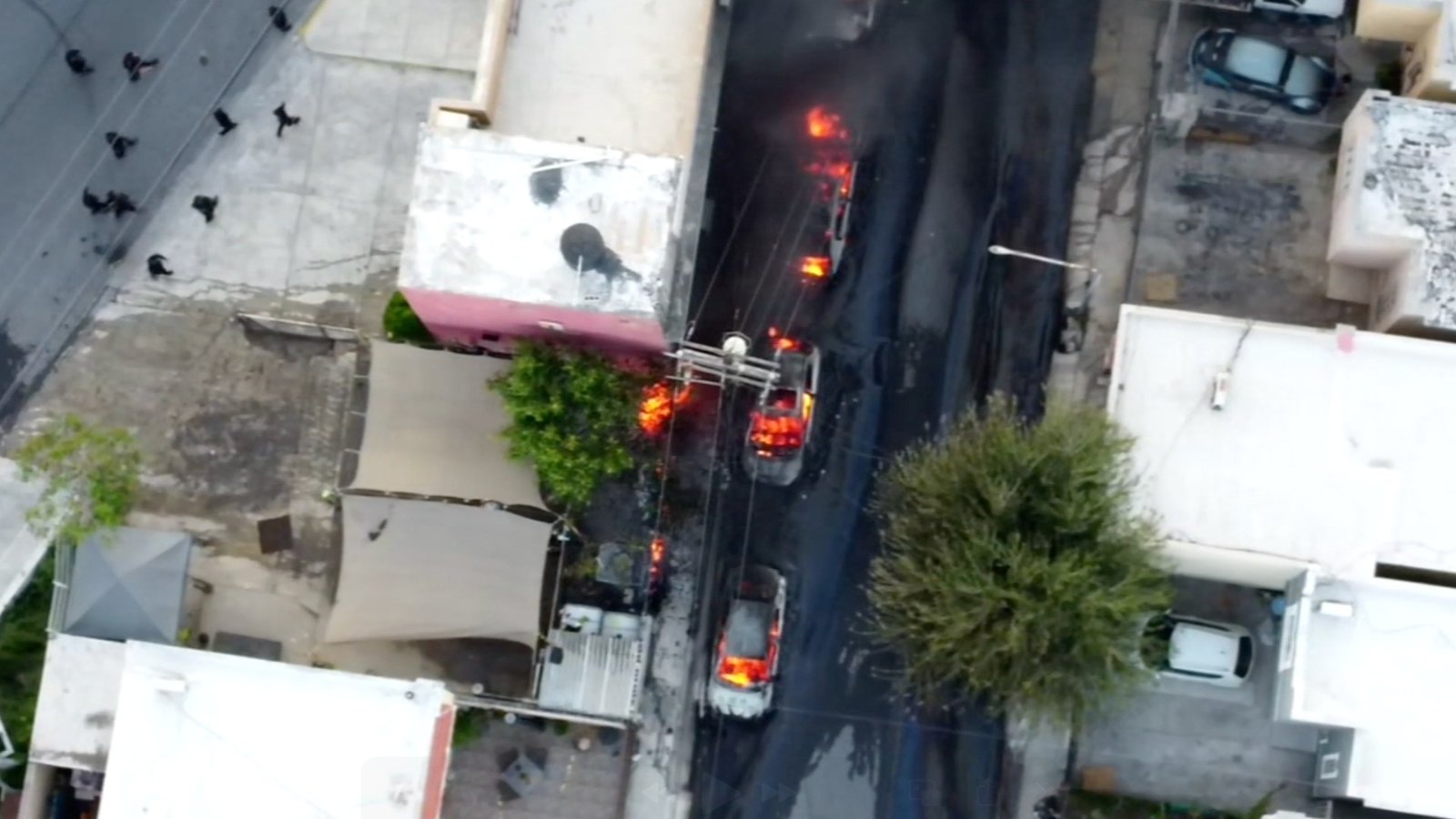 Incendio de Bodega Afecta Al Menos 3 Casas y 8 Vehículos en Santa Catarina, Nuevo León