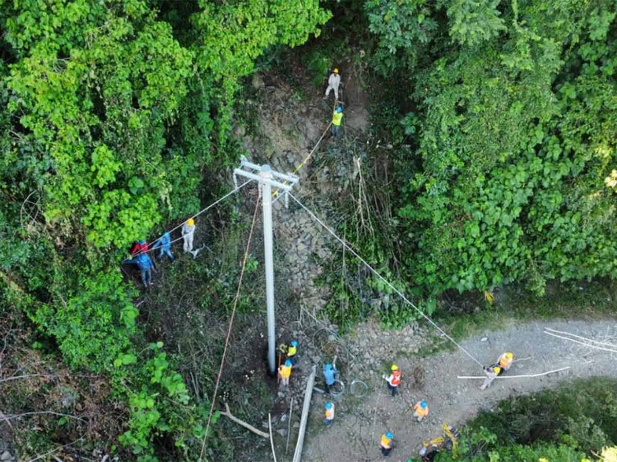 CFE restablece al 100% servicio a usuarios del oriente del país tras lluvias