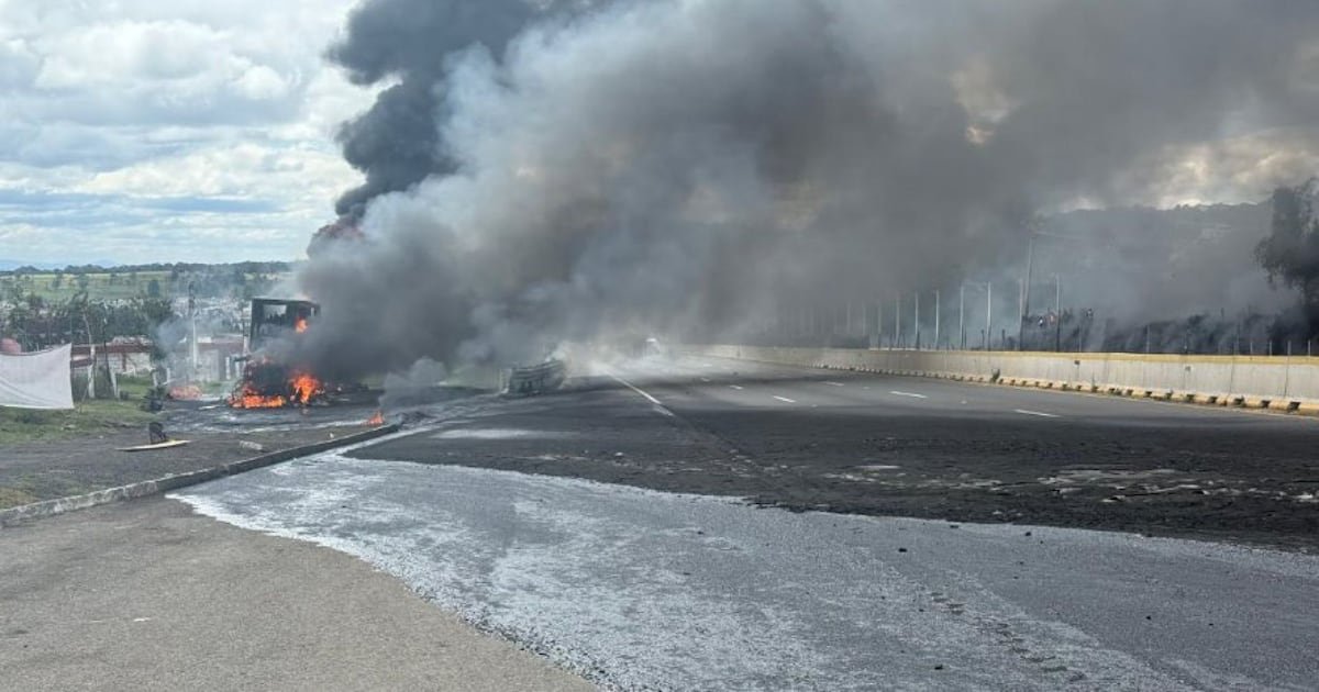 Pipa de gas se incendia en la México-Puebla; La circulación está detenida en ambos sentidos.