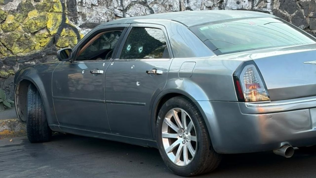 Abandonan auto con 8 impactos de bala en colonia Popular Santa Teresa, Tlalpan