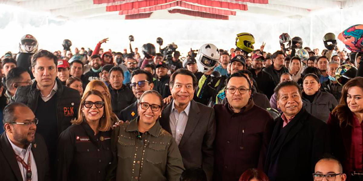 Encabeza titular de la SEP la entrega de cascos de seguridad por parte del Gobierno del Estado de México a personas que obtuvieron el certificado