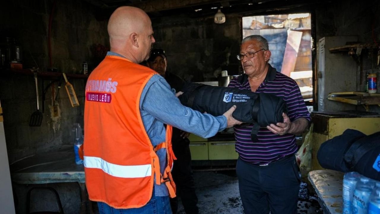 Un incendio acabó con la vivienda de un hombre en Monterrey: así lo apoyaron las autoridades
