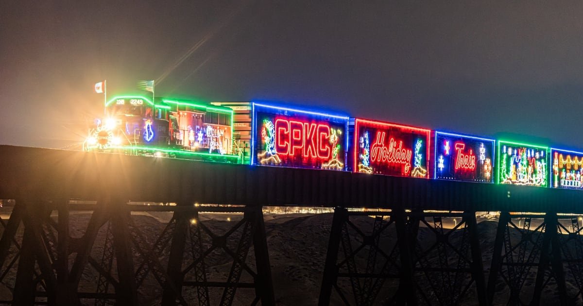 (VIDEOS) ¿Viene del Polo Norte? Así fue el paso del Tren Navideño de Canadian Pacific por México