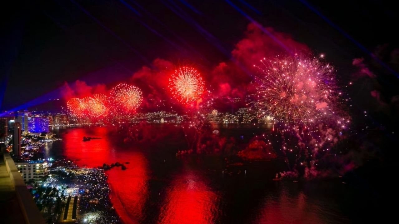 Guerrero brilla en Año Nuevo: Destinos casi al 100% y millas disfrutan la gran gala de pirotecnia en el Hogar del Sol