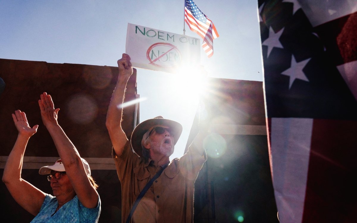 En medio de protestas contra la política antimigrante de Trump, Noem visita frontera sur de UE