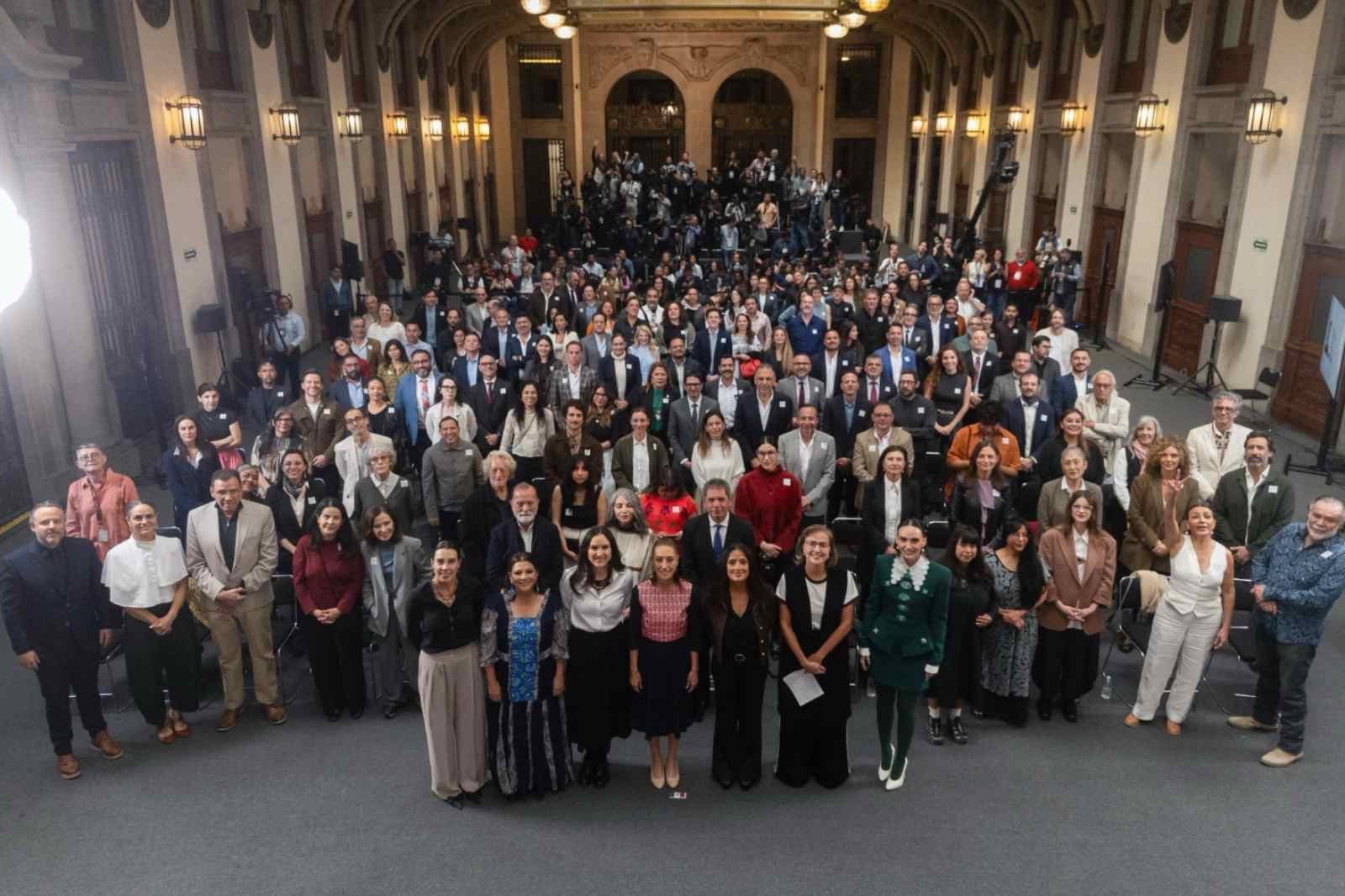 Salma Hayek y Claudia Sheinbaum anuncian nuevos incentivos para el Cine y Series en México