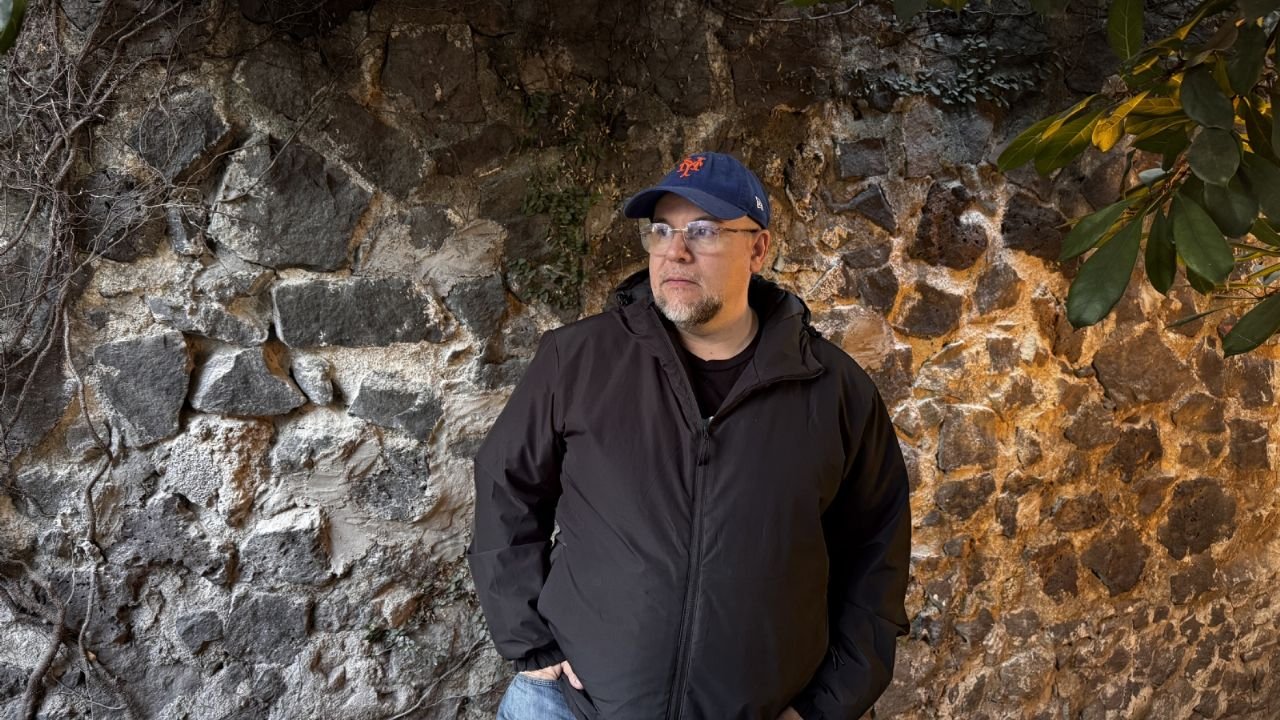 Antonio Ortuño, estoy satisfecho de lo que ha escrito, pero trato de no repetirlo.