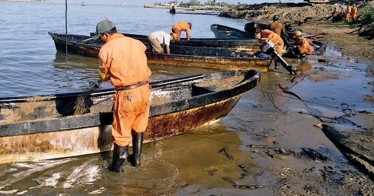 Buque derrama hidrocarburos en Puerto de Veracruz: Marina recolecta 180 kilogramos de contaminante