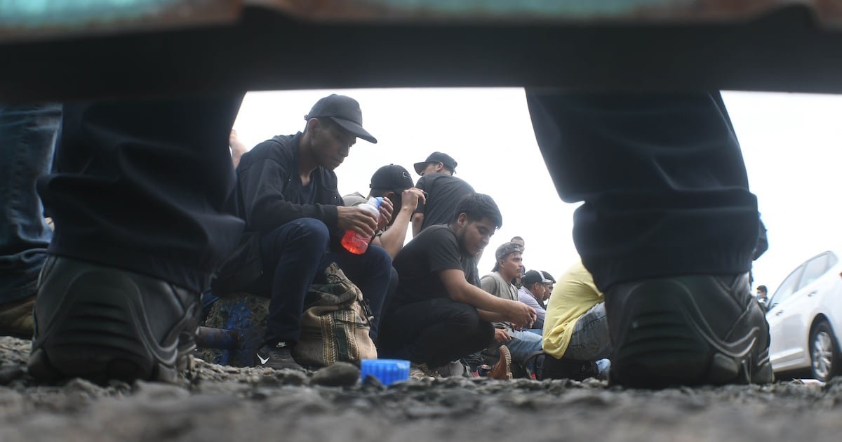 Sobreviviendo al narco: Migrantes deportados a México están en riesgo por los cárteles, según HRW
