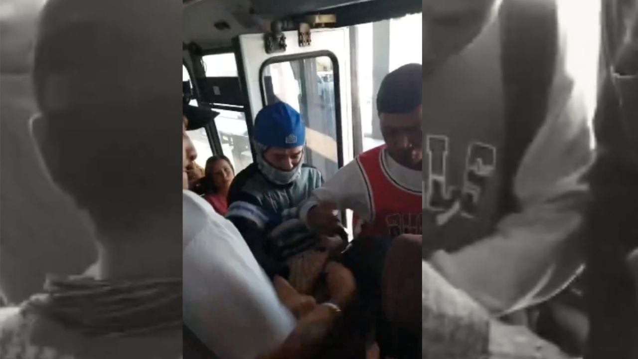 “¡Yo lo ví, viejo rata!”: dan paliza a presunto ratero en unidad de Mi Macro de Jalisco | VIDEO